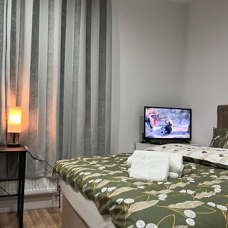 Jj Serviced Apartment - Close To Tube Station & Near Central London & Wembley Northolt  Exterior foto