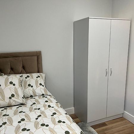 Jj Serviced Apartment - Close To Tube Station & Near Central London & Wembley Northolt  Exterior foto